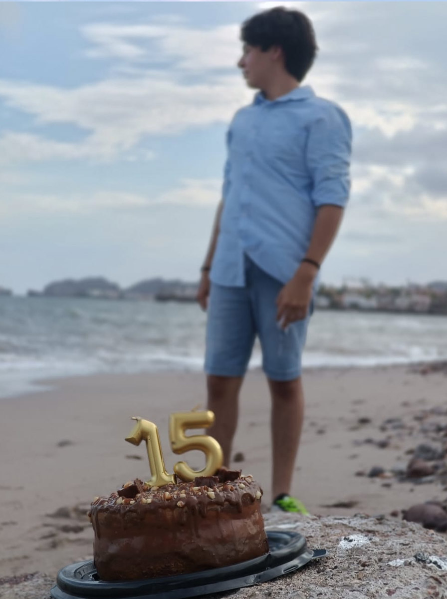 Iker XV Años Photo 4